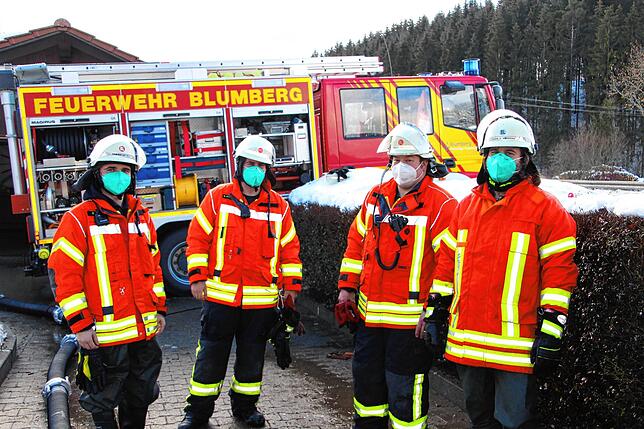 Auch diese Feuerwehrmänner sind in Riedöschingen am Anwesen von Stefan Frank im Einsatz, von links Fabian Hettich, Steffen Furtwängler, ...