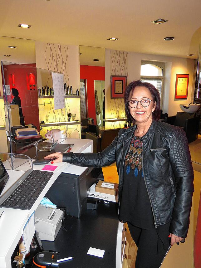 Heike Ruß, Friseurmeisterin von Heikes Hairstyle-Salon, hat eine harte Zeit hinter sich. Sie hatte durch die Schließung große ...