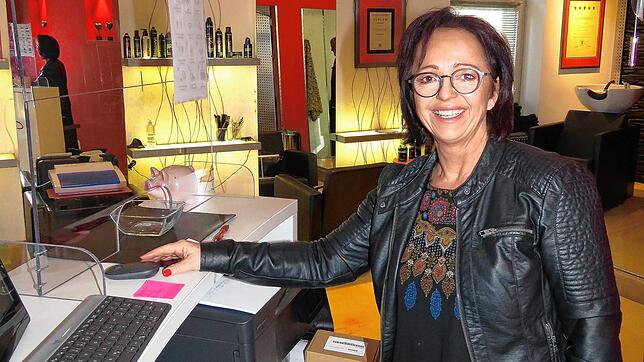 Heike Ruß, Friseurmeisterin von Heikes Hairstyle-Salon, hat eine harte Zeit hinter sich. Sie hatte durch die Schließung große ...