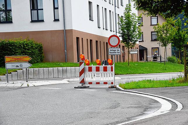 Bild 1: Hochwasser und Hangrutsch-Gefahr: L 194 ist an zwei Stellen zwischen Stockach und Kalkofen voll gesperrt