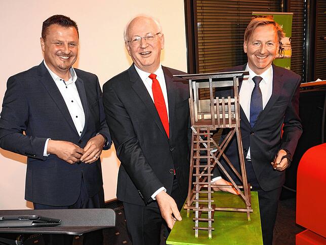 Ein Modell des Jägerhochsitzes bekam Heinz Rombach (Mitte) von den Verwaltungsratsvertretern Adrian Schmidle (links) und Philipp Frank. ...