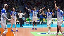 Sie würden auch gern am Ende der Finalserie gegen Berlin jubeln, die Profis des VfB Friedrichshafen. Hier nach dem Sieg gegen Berlin in ...