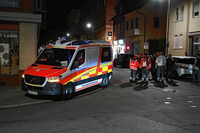 Ein Krankenfahrzeug wird am 1. Juli gerufen, um Kräfte des Kommunalen Ordnungsdiensts zu behandeln.