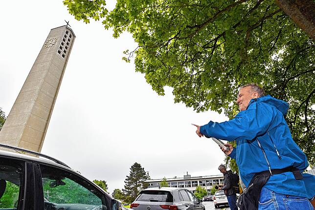 Der Glocken-Experte prüft den Klang des frisch sanierten Geläuts.