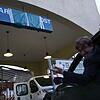 SÜDKURIER-Volontär Tobias Lange steht mit seinem Auto vor dem gesperrten Parkhaus Post. Es folgt eine Suche nach Parkplätzen in Überlingen.