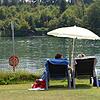 Der Rhein bietet eine tolle Kulisse für das Rheinschwimmbad. Die Gemeinde will den Uferstreifen, entgegen des CDU-Antrags, nicht kaufen.