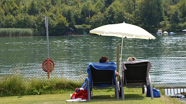Der Rhein bietet eine tolle Kulisse für das Rheinschwimmbad. Die Gemeinde will den Uferstreifen, entgegen des CDU-Antrags, nicht kaufen.