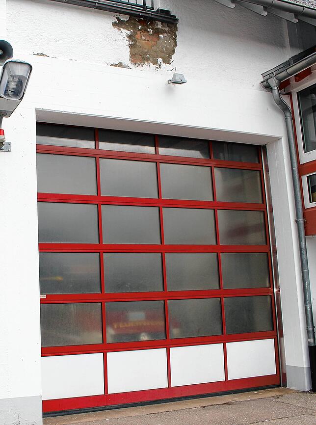 Die Fassade bröckelt: Auch außen ist das fast 50 Jahre alte Feuerwehrhaus marode.