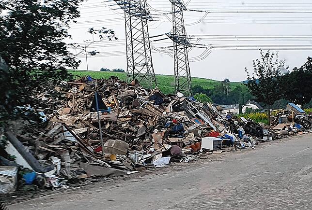 Entlang der Straßen stapeln sich Möbel, Hausrat, Sperrmüll – all das, was vom Hochwasser zerstört wurde.