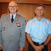 Nach seinem Vortrag nahm sich Eberhard Zorn viel Zeit für Small-Talk, so wie mit Oberstleutnant Iskender Taraca.