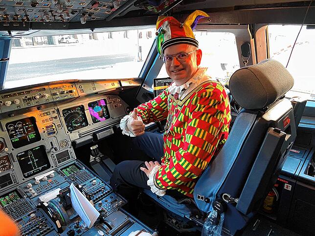 Der Narrenrichter darf mal ins Cockpit sitzen.