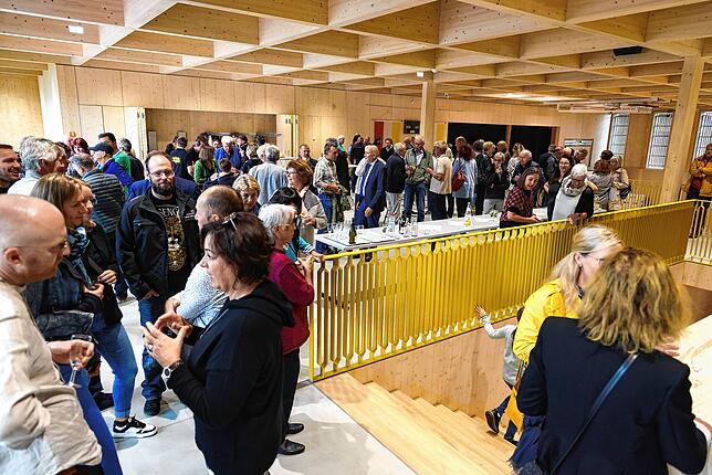 Beim Sektempfang in der neuen Markolfhalle konnten die Besucher mehr über die neuen Möglichkeiten erfahren, welche die neue Halle ...