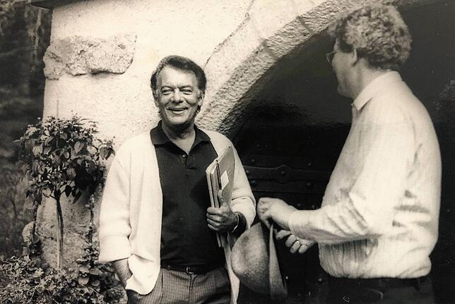 Ein Bild aus den 1980er Jahren von den Dreharbeiten der Schwarzwaldklinik vor dem Hüsli in Grafenhausen mit Schauspieler Klausjürgen ...