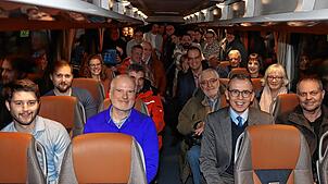 Landrat Sven Hinterseh, Bürgermeister Andreas Braun, Gemeinderat und Gewerbetreibende unterhalten sich bei Busunternehmer Mathias Merz ...
