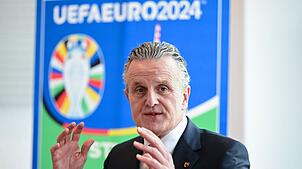 Stuttgarts Oberbürgermeister Frank Nopper (CDU) muss alleine nach Berlin zum DFB-Pokalfinale fahren. Das Regierungspräsidium lehnte ...