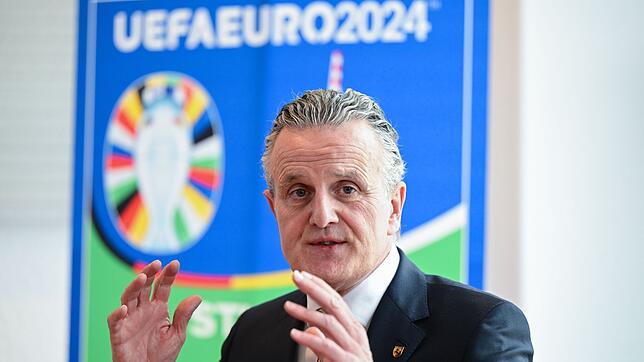 Stuttgarts Oberbürgermeister Frank Nopper (CDU) muss alleine nach Berlin zum DFB-Pokalfinale fahren. Das Regierungspräsidium lehnte ...