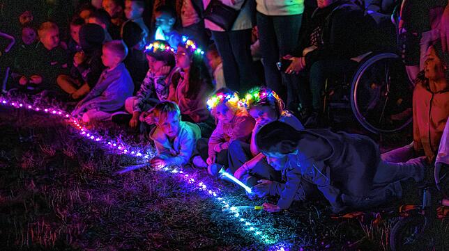Die LED- und Feuershow im Hindenburgpark begeistert große und kleine Besucher.