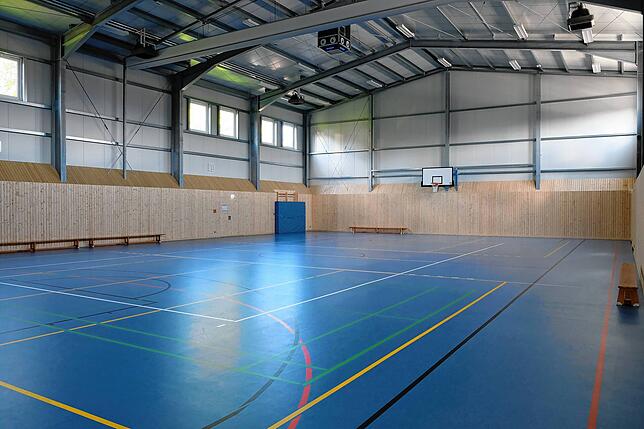 Die neue Sporthalle Immenstaad ist eine Zweifeldhalle, der große Raum ist durch eine Trennwand teilbar.