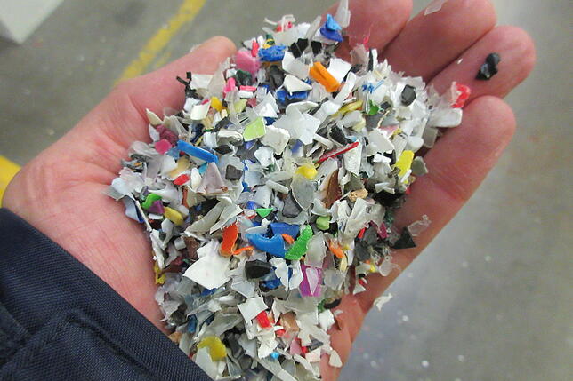 Der sortierte Inhalt der Gelben Säcke wird klein gemahlen und dann zu Granulat weiterverarbeitet.Bild: Vogt-Plastic, Rheinfelden