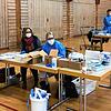 Kollegsarzt Winfried Bull (links), Mitarbeiter seiner Praxis und weitere Helfer testeten in der Pater-Alfred-Delp-Halle rund 250 ...