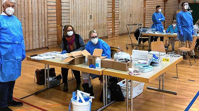 Kollegsarzt Winfried Bull (links), Mitarbeiter seiner Praxis und weitere Helfer testeten in der Pater-Alfred-Delp-Halle rund 250 ...