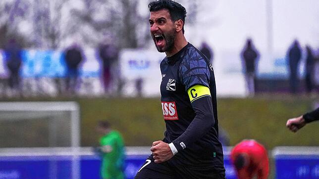 Torjubel nach dem 2:0 von Tevfik Ceylan für den FC 08 Villingen beim FC Holzhausen.