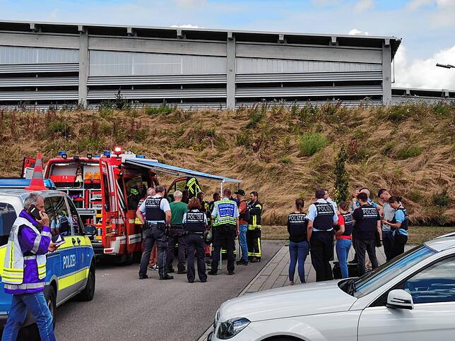 Flugzeugabsturz bei Mönchweiler: Einsatzkräfte machen sich bereit.
