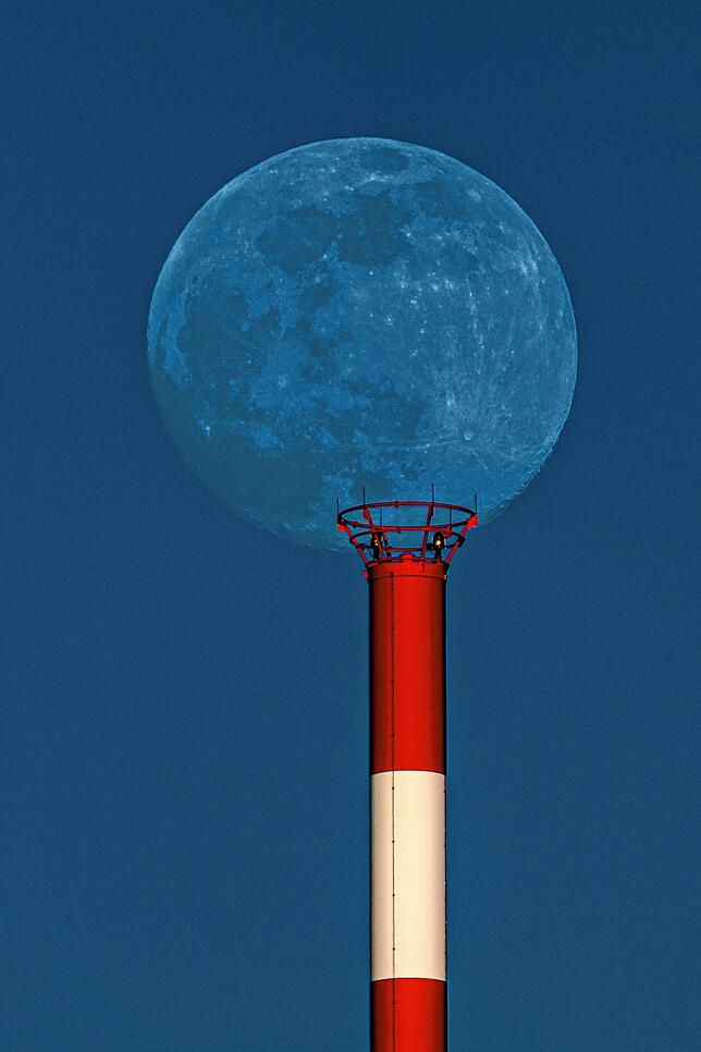 So schön sah der Supermond in einer der letzten Jahren aus, fotografiert in der Region über dem Fürstenberg Sendeturm bei Donaueschingen.