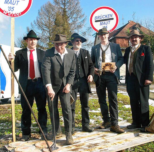 Hannes Probst (links) zusammen mit anderen Wäldern des Vierten Faißen 2016 am Kreisel der Laufenburger Hochrheinbrücke. Wie die Fasnacht ...