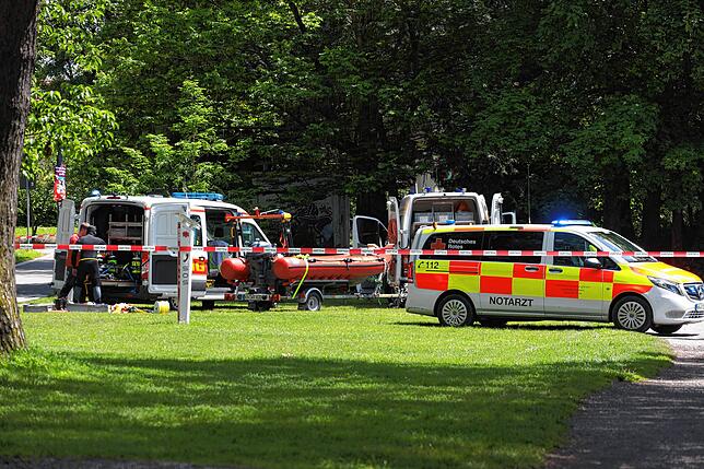 Boote der Polizei und Feuerwehr sowie die DLRG sind an der Suche auf dem Seerhein beteiligt. Über dem Wasser kreist ein ...