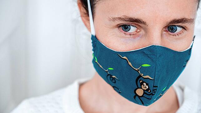 Ob einfarbig, bunt oder mit lustigen Motiven &ndash; derzeit ist die Mund-Nasen-Maske das wohl begehrteste &bdquo;Kleidungsstück&ldquo;. ...