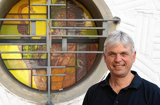 Pfarrer Lienhard vor dem Bild des Pilgers St. Jakob, dem Namensgeber des Jakobswegs. Auch Lienhard pilgert nun zu einer neuen ...