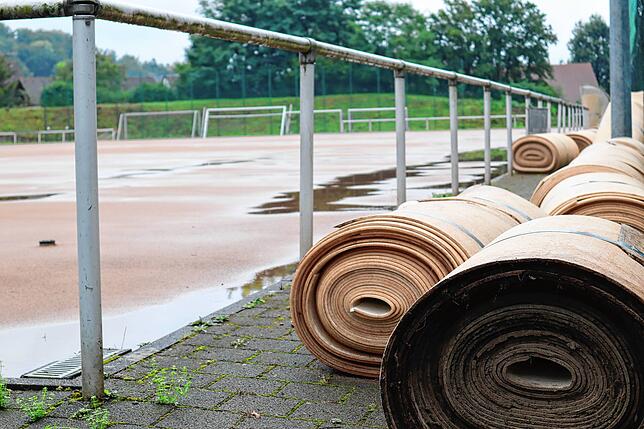 Bei den Rollen rund um den Kunstrasenplatz handelt es sich um Elastikschichten, die wiederverwendet werden sollen.