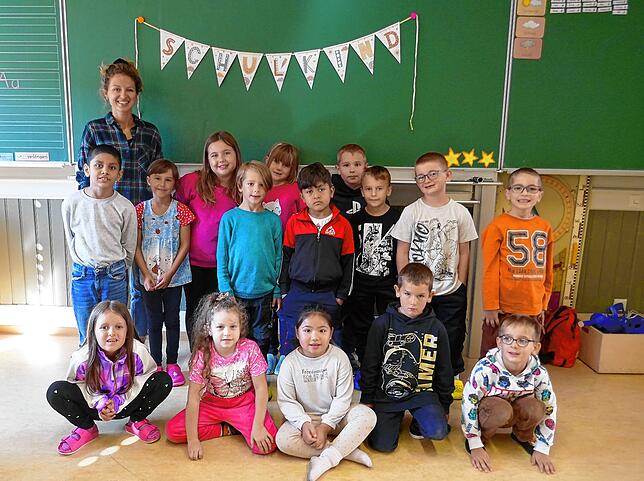 Die Schülerinnen und Schüler der Klasse 1c an der Teggingerschule in Radolfzell und ihre Klassenlehrerin Christina Nolte freuen sich auf ...