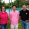 Noch vor ein paar Tagen war im Schwimmbad Hochbetrieb – und Lucien mittendrin. Von links: Die Vorsitzende des Partnerschaftskomitees ...