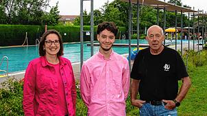 Noch vor ein paar Tagen war im Schwimmbad Hochbetrieb – und Lucien mittendrin. Von links: Die Vorsitzende des Partnerschaftskomitees ...