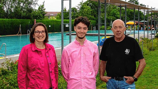 Noch vor ein paar Tagen war im Schwimmbad Hochbetrieb – und Lucien mittendrin. Von links: Die Vorsitzende des Partnerschaftskomitees ...