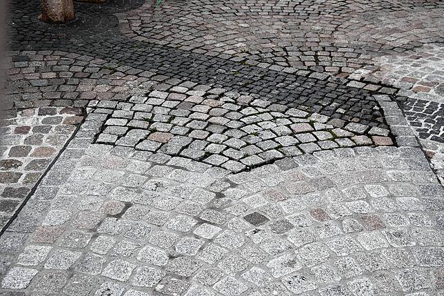 Deutlich unterscheidet sich die barrierefreie Pflasterung von den klassischen Pflastersteinen in der Bad Säckinger Rheinbrückstraße.