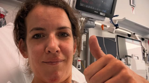 Da geht der Daumen schon wieder nach oben: Lina Seitzl nach ihrem Verkehrsunfall.