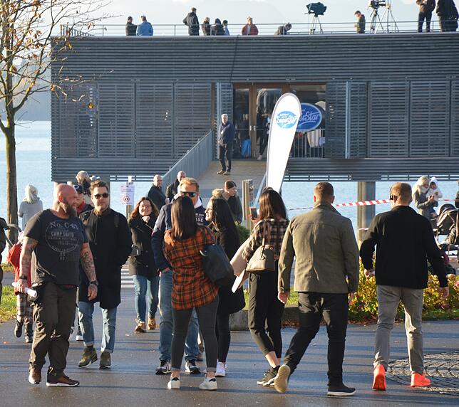Umlagert von Fans und dabei bestens gelaunt: Dieter Bohlen im vorarlbergischen Lochau am Bodensee.
