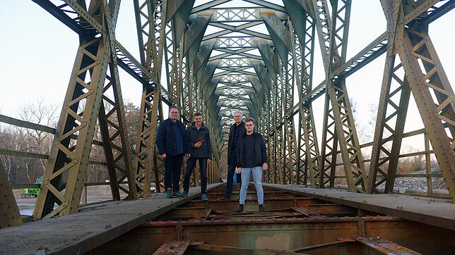 Verbunden durch die Vision, diese Eisenbahnbrücke in ein Museum zu verwandeln: (von links) Günter Eberhardt, Alfons Bürk, Thomas Hirthe ...