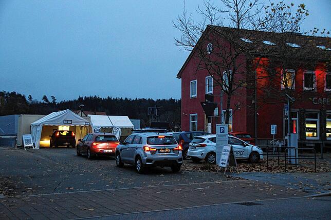 Das Drive-In-Schnelltestzentrum am Schwenninger „Ostbahnhof“ bietet ebenfalls PCR-Tests an, die innerhalb kurzer Zeit ...