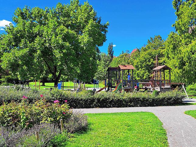 Der große Spielplatz im Engener Stadtgarten zieht täglich viele Familien mit Kindern an.