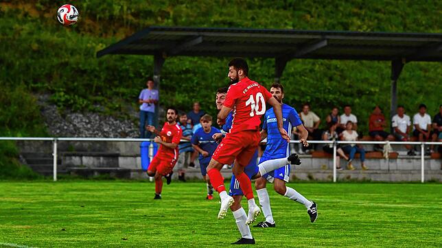 Endstand: Mit diesem Kopfball trifft Ersin Demircan (Nr. 10) bereits früh das 2:0 für den FC Wallbach beim Schlusslicht SV Karsau.