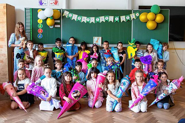 Die 1b Giraffenklasse der Waldeck-Schule Singen mit ihrer Klassenlehrerin Rebekka Gfrörer bei ihrer Einschulungsfeier.