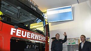 Der Alarmmonitor ist einer der Ausrüstungsgegenstände, die der Förderverein um den Vorsitzenden Johannes-Bernhard Mayer (rechts) für die ...