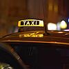 Ein Taxi wartet auf Fahrgäste. (Symbolbild) Am Rande des Narrentreffens in Albbruck haben sich Narren vermutlich um ein Taxi gestritten.