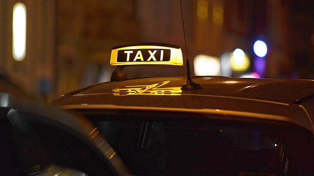 Ein Taxi wartet auf Fahrgäste. (Symbolbild) Am Rande des Narrentreffens in Albbruck haben sich Narren vermutlich um ein Taxi gestritten.
