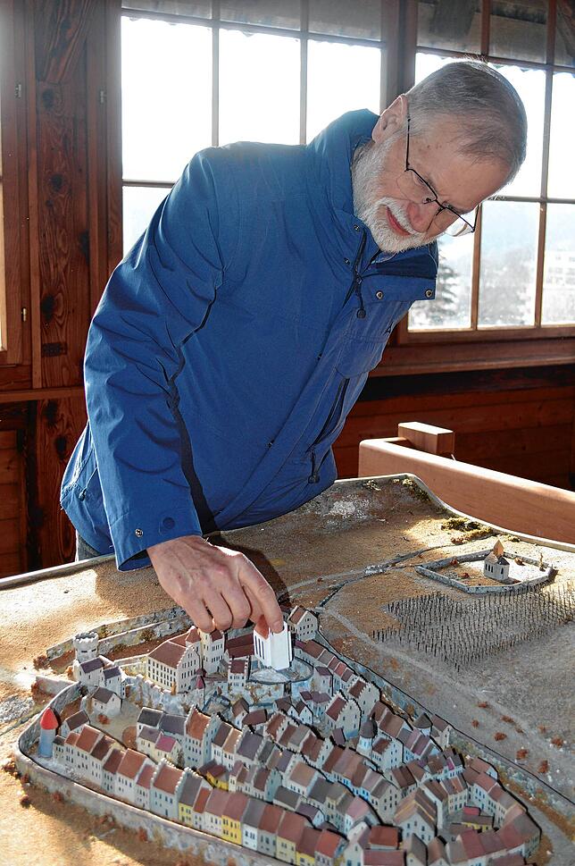 Passt! Klaus Michalski platziert die neue Kirche im Tiengen-Modell.