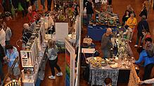 Am Samstagmittag ist der Besucherandrang auf dem Kunsthandwerkmarkt im Haus des Bürgers noch recht überschaubar. Das Wetter ist schuld. ...
